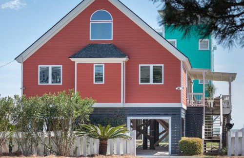 Folly Beach House | 1709 E Ashley Bacon in the sun