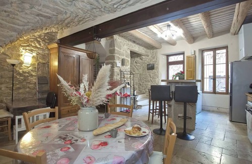 Pelissanne House | 17TH CENTURY TRADITIONAL FRENCH TOWNHOUSE CLOSE TO SALON-DE-PROVENCE