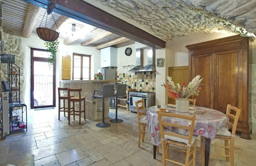 Pelissanne House | 17TH CENTURY TRADITIONAL FRENCH TOWNHOUSE CLOSE TO SALON-DE-PROVENCE