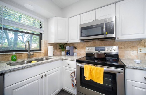 Cedar Hills House | 1800 sq/ft spacey 4/2.5