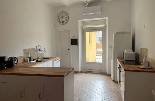 Montfrin House | 180m2 house with swimming pool in the village. Small & medium dogs accepted