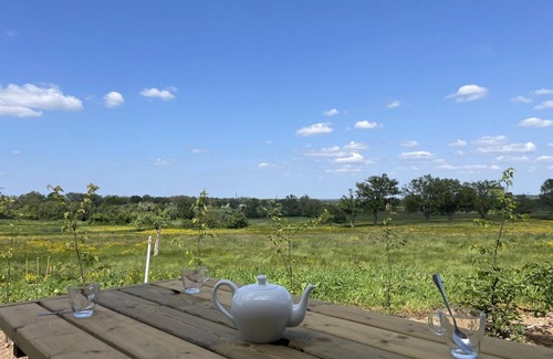 Ygrande Cottage | 18th Century Renovated Farmhouse - Modern Comfort and Old-World Charm