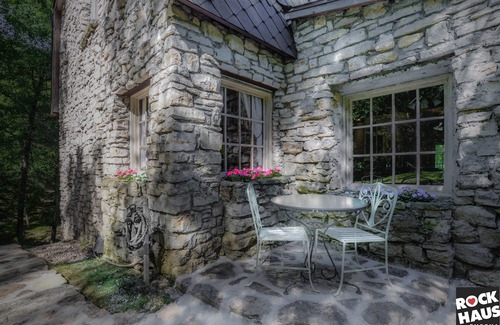 Eureka Springs House | ✰18Years > iconic Rock Haus Eureka < 2 persons=299. 4=379. 6=459.