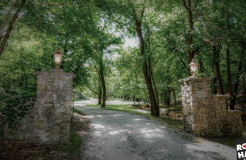 Eureka Springs House | ✰18Years > iconic Rock Haus Eureka < 2 persons=299. 4=379. 6=459.