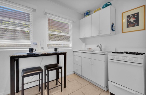 Crown Point Apartment | 1975 PB Walk to BAY PIER & BEACH Cozy studio