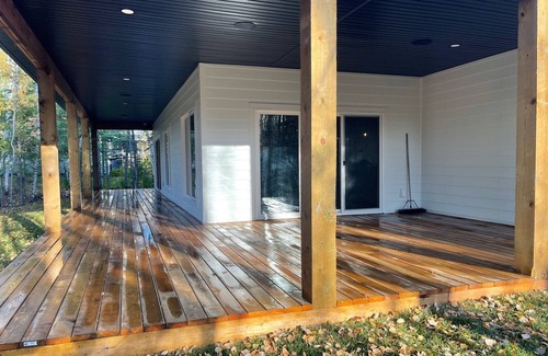 Lac du Bonnet Cottage | 19TH HOLE on the 13th of Granite Hills, HOT TUB large luxury cabin, Sleeps 14+