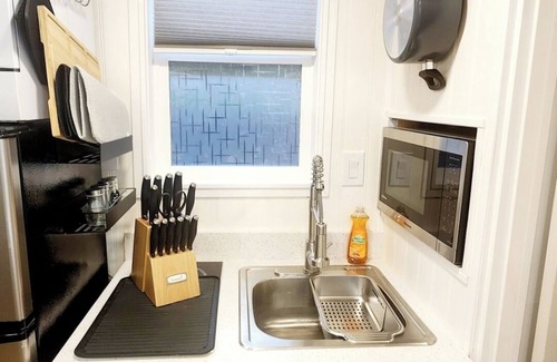 Woodland Hills House | 1BD/1BA w/In-Unit Laundry – Steps from Kaiser