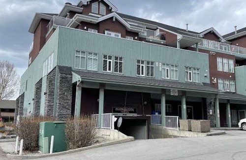 Canmore Apartment | 1Bedroom with 2 Queen Heated Parking