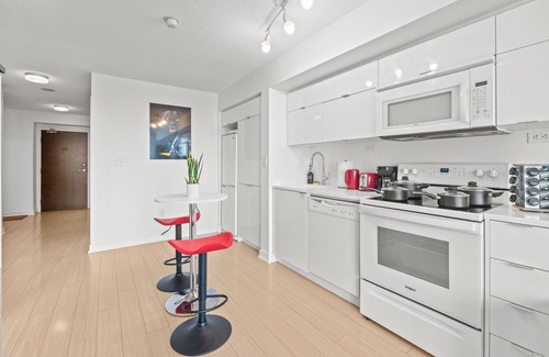 Wellington Place Condo | 1BR 1 Bath 3 Guests Parking Office Near CN Tower Downtown—By Hostia