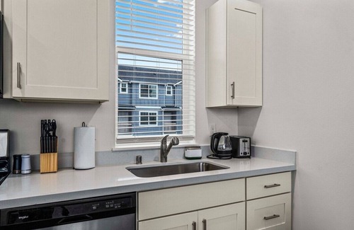 South Tacoma Apartment | 1BR/1BA Chic Apartment near Hospitals