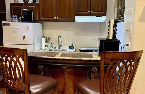 Warner Center House | 1BR 1BA Private Guest Suite, Self-Check In, Netflix near Woodland Hills Village