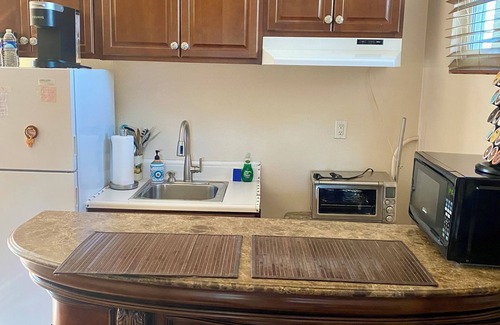 Warner Center House | 1BR 1BA Private Guest Suite, Self-Check In, Netflix near Woodland Hills Village