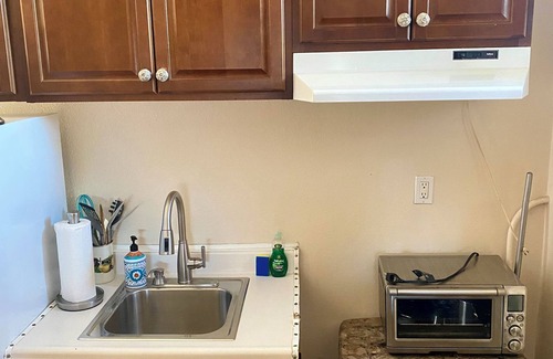 Warner Center House | 1BR 1BA Private Guest Suite, Self-Check In, Netflix near Woodland Hills Village