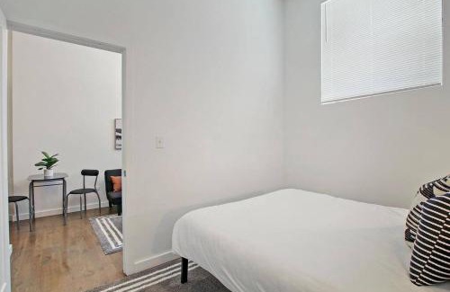 West Loop Apartment | 1BR Adorable Apt with In-unit Laundry - Lake 206 rep