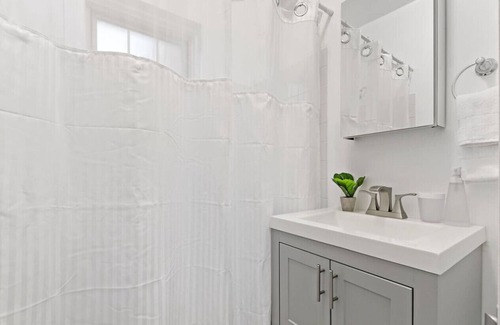 Ravenswood Apartment | 1BR Tranquil & Airy Apartment in Lincoln Square