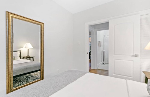 Ravenswood Apartment | 1BR Tranquil & Airy Apartment in Lincoln Square