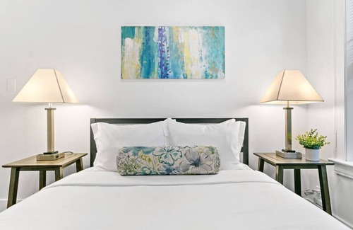 Ravenswood Apartment | 1BR Tranquil & Airy Apartment in Lincoln Square