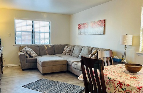 Primos Secane Apartment | 1st Floor 2BR in Primos Near Airport & Sports AC + WiFi Comfort
