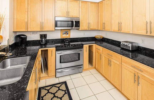 Sandbridge Condo | 1st-floor condo with balcony, W/D, outdoor pool, gym & grills