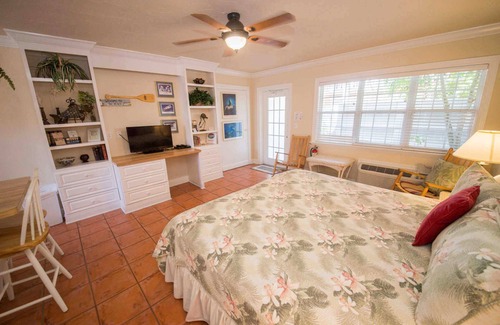 Bradenton Beach Hotel | 1st Floor Studio. King Bed Pet Friendly