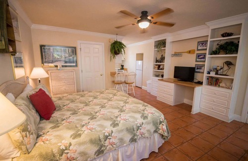 Bradenton Beach Hotel | 1st Floor Studio. King Bed Pet Friendly