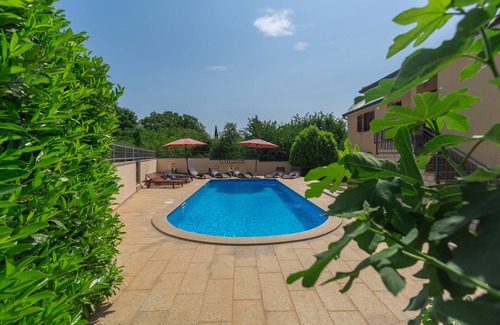 Cervar Apartment | 2-4 persons, pool, only 200m from the beach, parking, quiet area.