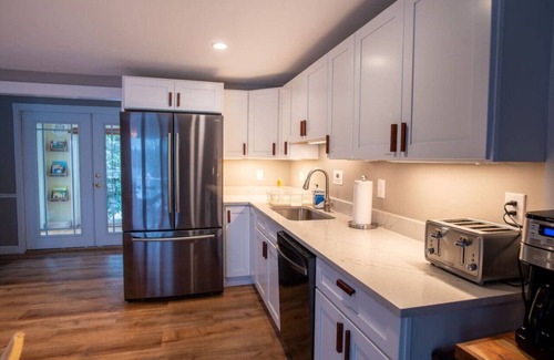 Kenyon House | 2 Acre Lakefront Getaway (Kayak/Firepit/Fishing)