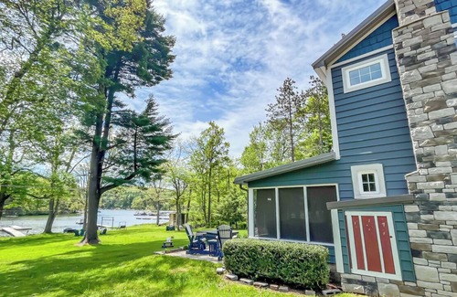 North Glade Hills House | 2 Adjacent Houses Rented Together!