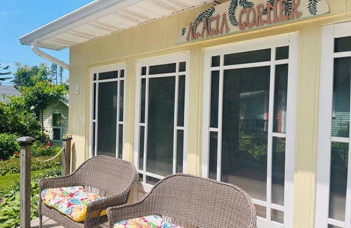 The Bluff Cottage | 2 bdm cottage in the BLUFF, ONLY 3 min walk to PARLEE. AC, WiFi and 2 sunrooms
