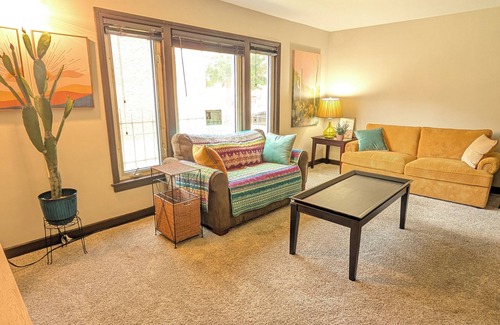 Washington Heights Apartment | 2- Bdrm Apt Desert Themed w/AC in Chicago