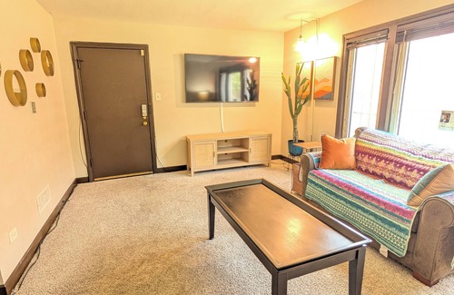 Washington Heights Apartment | 2- Bdrm Apt Desert Themed w/AC in Chicago