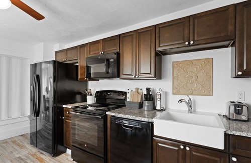 Historic District Apartment | 2 bed, 1 bath, 2nd floor apartment in the heart of downtown, historic New Smyrna Beach.