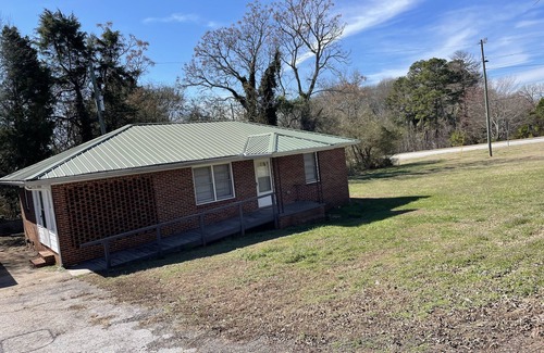 Nicholson Cottage | 2 Bed 1 Bath Cottage, Full Kitchen, 20 min to Athens or Commerce