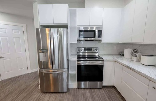 Grande Prairie House | 2 Bed 2 Bath | 3 TVs | Free WIFI | Full Kitchen