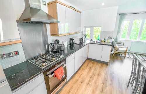 Headingley Apartment | 2 Bed - 2 Bath - Duplex Apartment next to LBU-Headingley Centre-YCC Arena-Families-Relocators