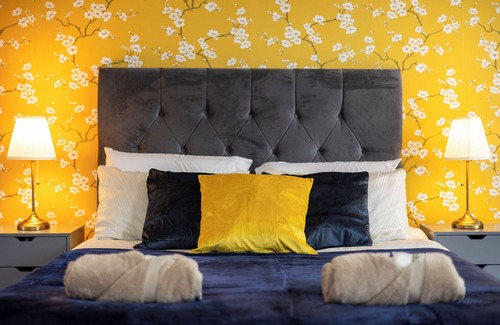 Wakefield Apartment | 2 Bed 2 Bath | Free Parking | En-suites | WiFi | King Size Beds| Self Check-in