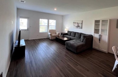 Bastrop House | 2 Bed 2 Bath, Pet Friendly 4 minutes to food/shops