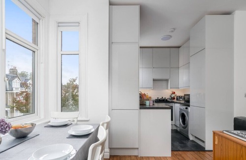 Kilburn Apartment | 2 Bed, 2 Bath WFH flat nr Hampstead/20mins to city