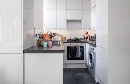 Kilburn Apartment | 2 Bed, 2 Bath WFH flat nr Hampstead/20mins to city