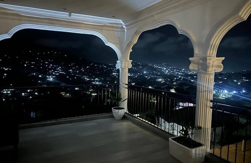 Freetown Apartment | 2 Bed Apartment Sleeps 4 - Jacuzzi, Parking, Wifi