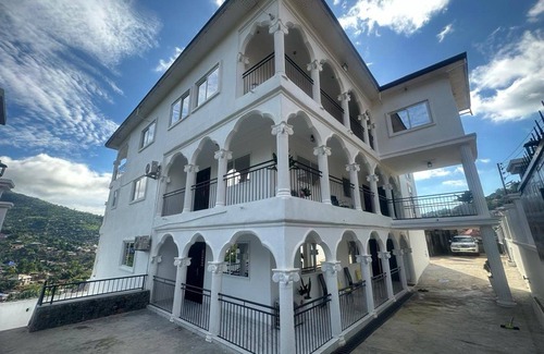 Freetown Apartment | 2 Bed Apartment Sleeps 4 - Jacuzzi, Parking, Wifi