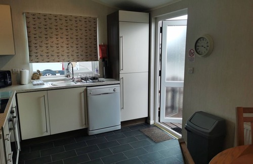 Bridlington House | 2 Bed Cabin - Sleeps 4 - Pets - 5 min to Beach