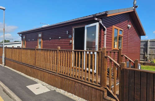 Bridlington House | 2 Bed Cabin - Sleeps 4 - Pets - 5 min to Beach