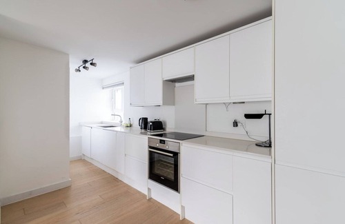 Churchill Apartment | 2-Bed Flat with Balcony Views