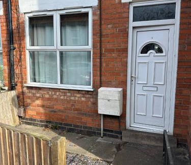 Newark House | 2 Bed House - Garden & Excellent Wifi