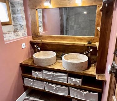 Saint-Clement House | 2 Bed House Sleeps 4 - Pets Ok - Pool - Fireplace