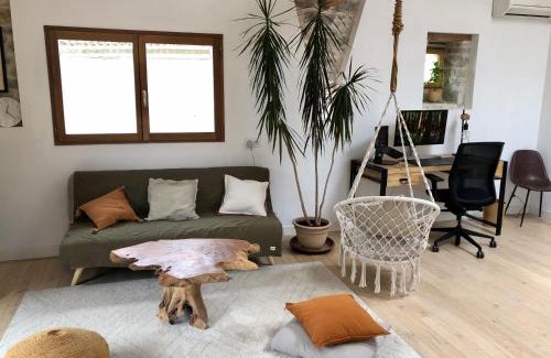 Saint-Clement House | 2 Bed House Sleeps 4 - Pets Ok - Pool - Fireplace