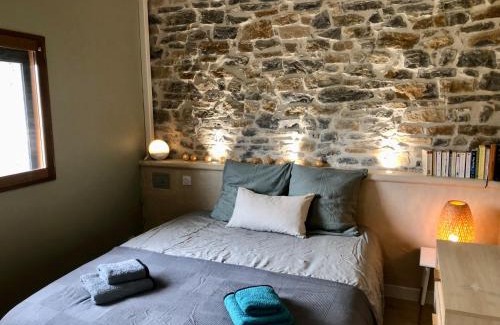 Saint-Clement House | 2 Bed House Sleeps 4 - Pets Ok - Pool - Fireplace