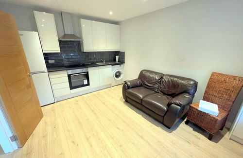 Sutton Central House | 2-Bed House - Sleeps 5 & Central Links