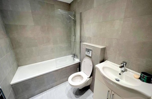 Sutton Central House | 2-Bed House - Sleeps 5 & Central Links